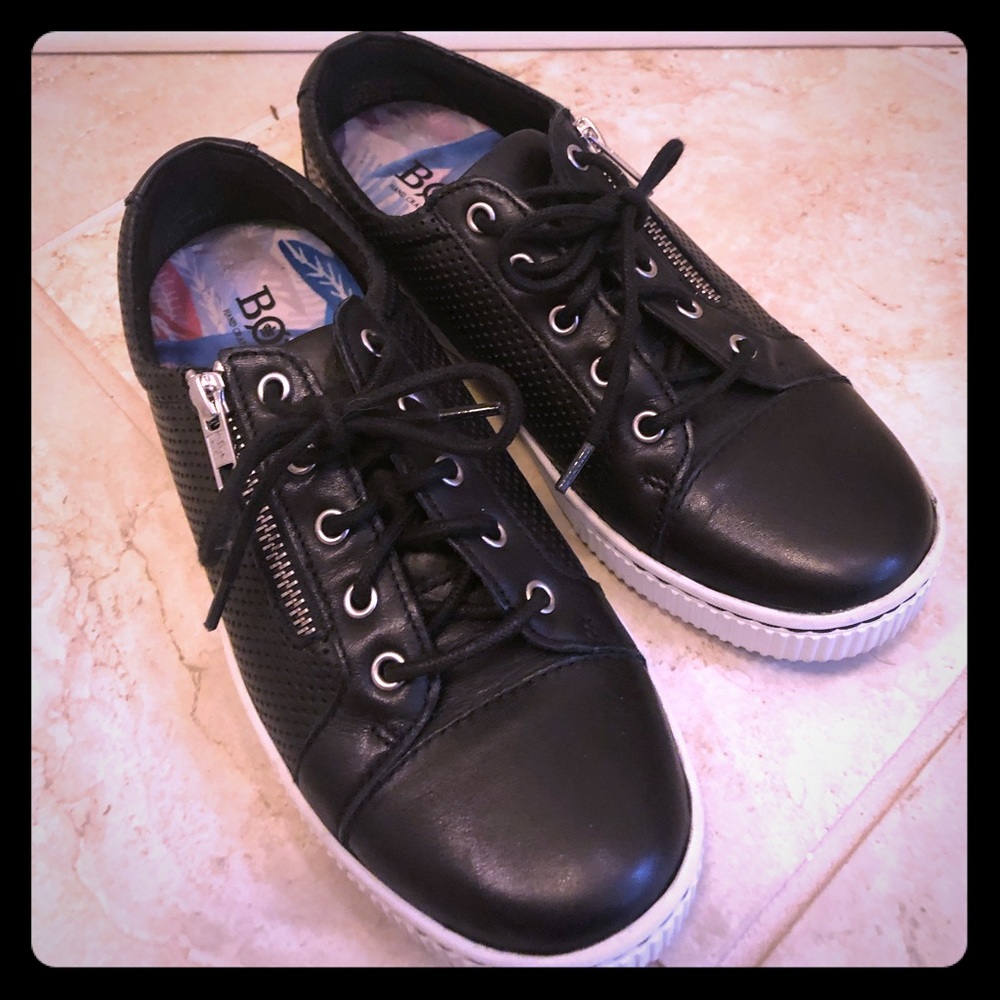 Black flat sneakers, zipper detail